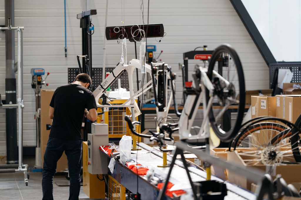 Equipe de production d'ultima mobility en plein montage de vélos électriques français dans leur atelier local.
