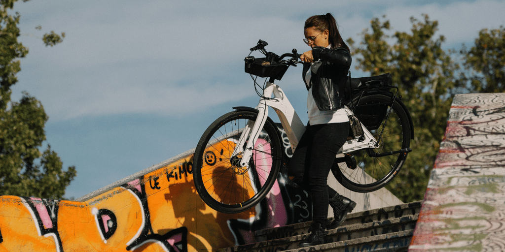 Utilisateur de VAE accompagné d'un multipath, la gamme de vélos électriques légers d'Ultima Mobility